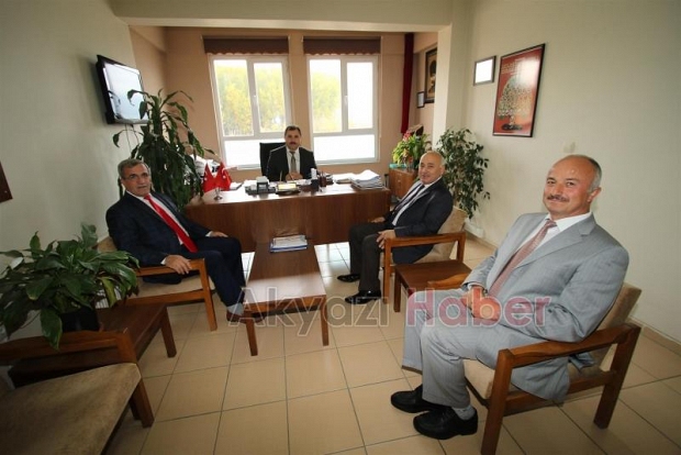 BAŞKAN AKCAN’DAN CUMHURİYET ORTAOKULUNA ZİYARET
