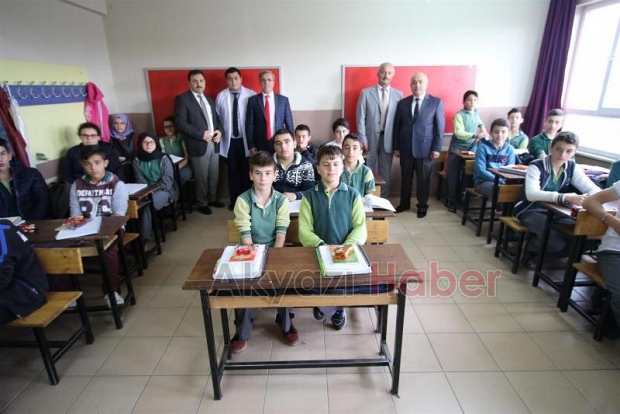 BAŞKAN AKCAN’DAN CUMHURİYET ORTAOKULUNA ZİYARET