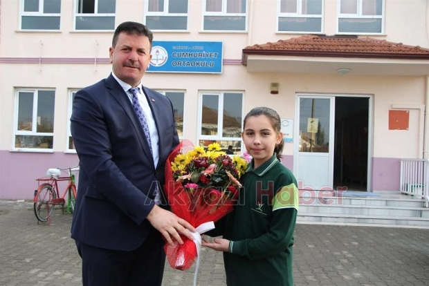 Başkan Soykan Öğrencilerin Karne Sevincine Ortak Oldu