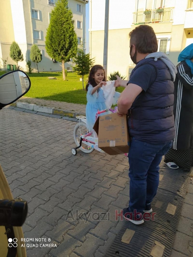 Bayram şekeri ve bardak su dağıttılar
