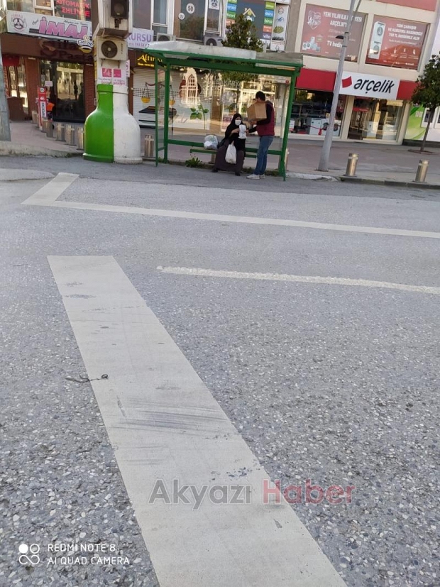 Bayram şekeri ve bardak su dağıttılar
