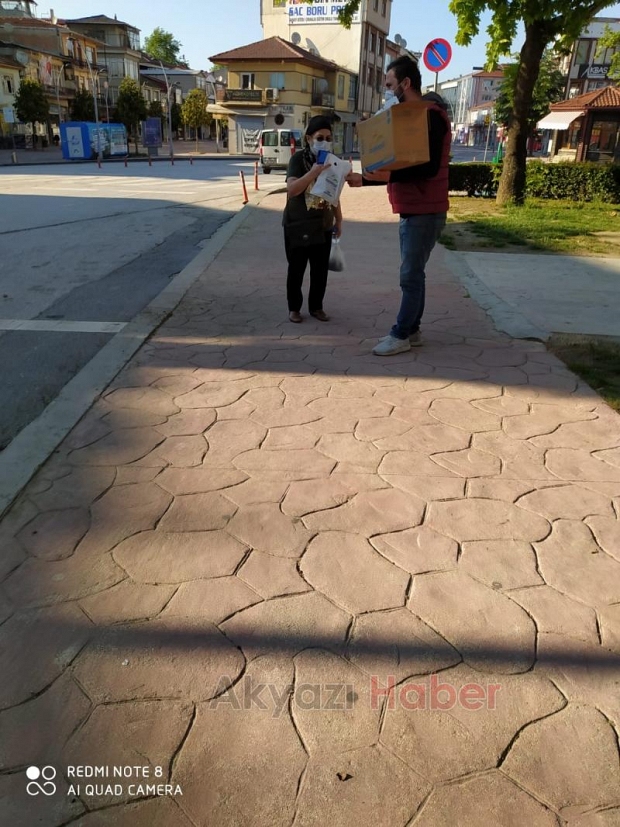 Bayram şekeri ve bardak su dağıttılar