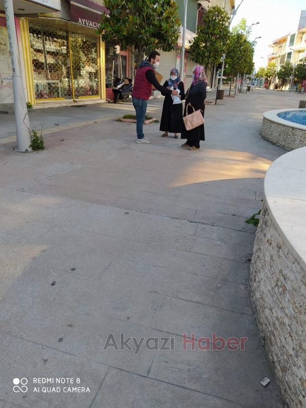 Bayram şekeri ve bardak su dağıttılar
