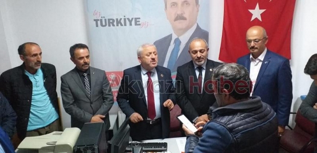 BBP YE YENi KATILAN 80 KiŞiYE ROZETLERi TAKILDI