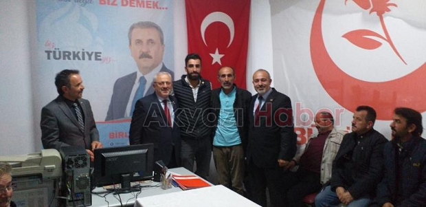 BBP YE YENi KATILAN 80 KiŞiYE ROZETLERi TAKILDI