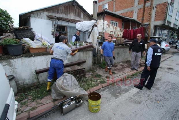  BELEDİYE BAKAN SOKAK'TA ÇÖP EVİ BOŞALTTI