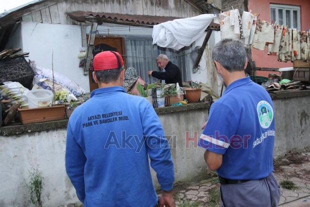  BELEDİYE BAKAN SOKAK'TA ÇÖP EVİ BOŞALTTI