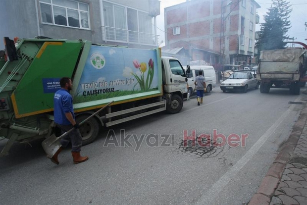 BELEDİYE BAKAN SOKAK'TA ÇÖP EVİ BOŞALTTI
