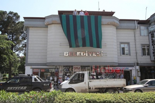 Belediye Binasına Sakaryaspor Bayrağı Asıldı