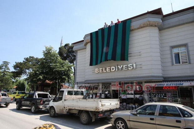 Belediye Binasına Sakaryaspor Bayrağı Asıldı