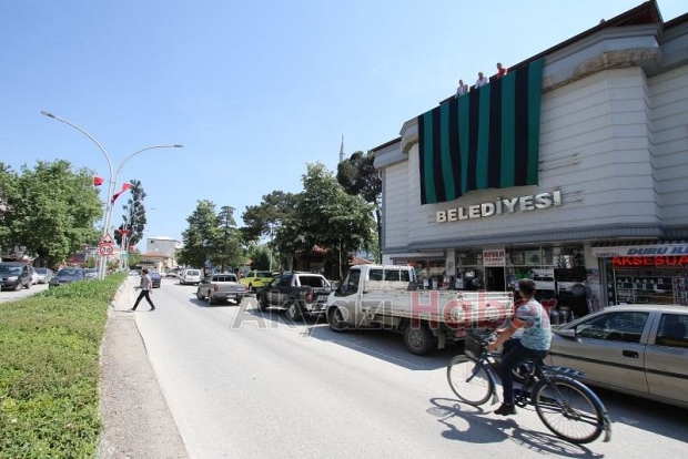 Belediye Binasına Sakaryaspor Bayrağı Asıldı