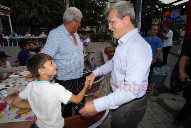 BELEDİYEDEN DÜNYA YETİMLER GÜNÜNDE İFTAR
