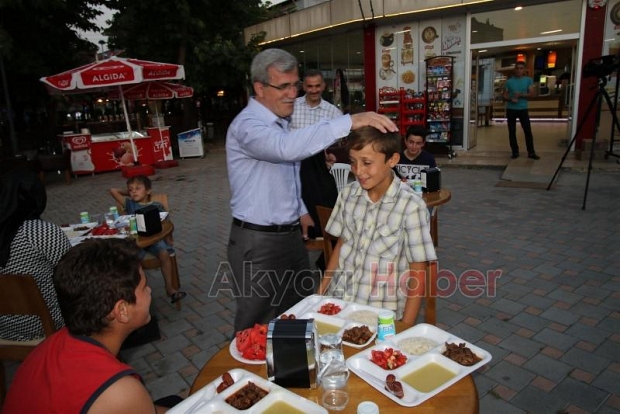 BELEDİYEDEN DÜNYA YETİMLER GÜNÜNDE İFTAR