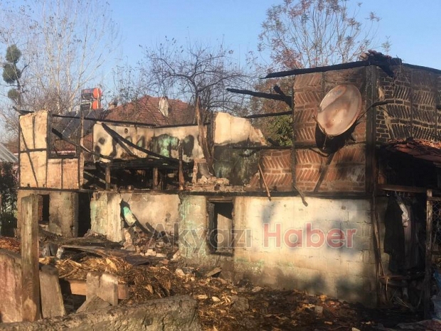 Bilal Soykan yangında zarar gören evi ziyaret etti