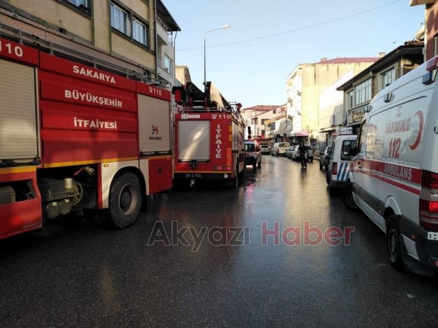 EVDE YANGIN ÇIKTI iKi KiŞi ÖLÜMDEN DÖNDÜ