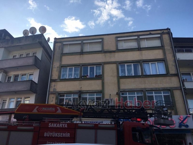 EVDE YANGIN ÇIKTI iKi KiŞi ÖLÜMDEN DÖNDÜ