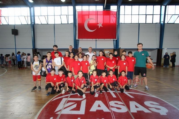BİN ÖĞRENCİ YAZ YAZ SPOR OKULLARI İLE EĞLENİYOR