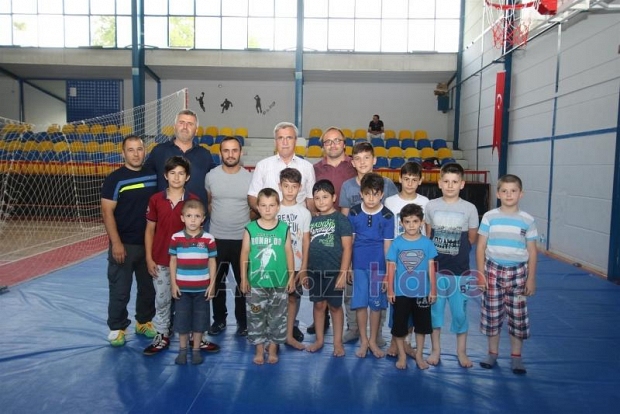 BİN ÖĞRENCİ YAZ YAZ SPOR OKULLARI İLE EĞLENİYOR