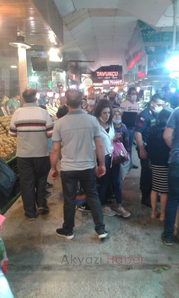 Bu fotoğraf katlı pazar yerinde çekildi