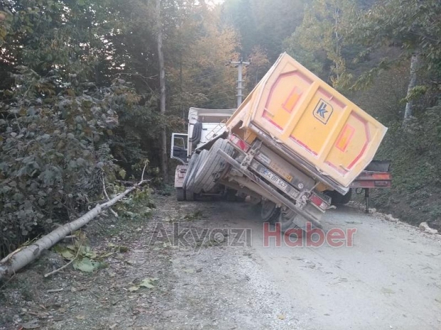Çakıl Boşaltan Kamyon Yan Yattı