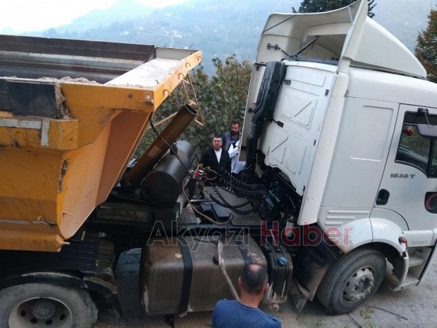 Çakıl Boşaltan Kamyon Yan Yattı