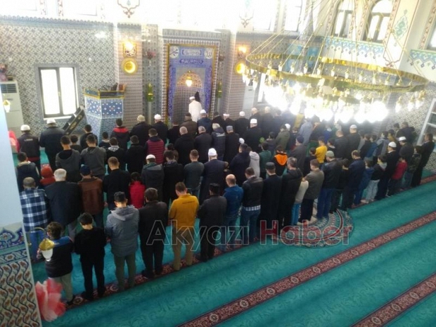 Camiye gelen çocuklara hamsi ikram edildi