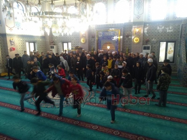 Camiye gelen çocuklara hamsi ikram edildi