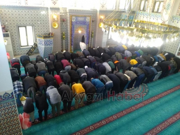 Camiye gelen çocuklara hamsi ikram edildi