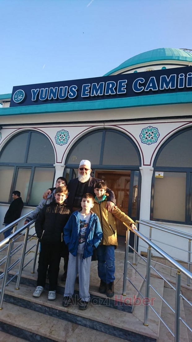 Camiye gelen çocuklara hamsi ikram edildi
