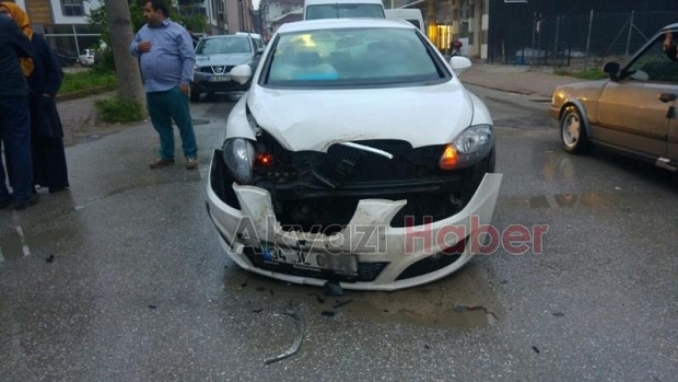 Çarpmanın Etkisiyle Dört Araç Birbirine Girdi