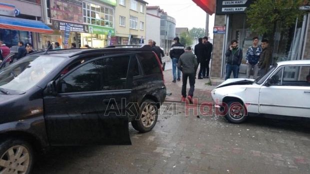 Çarpmanın Etkisiyle Dört Araç Birbirine Girdi