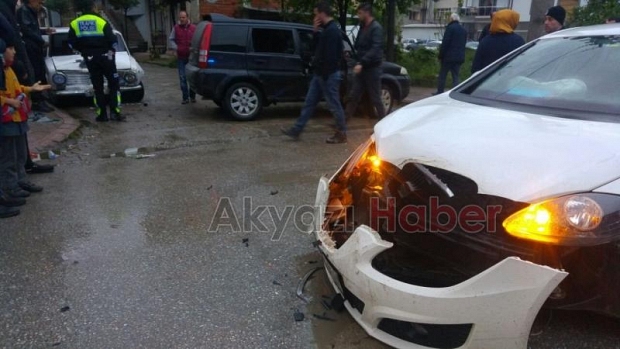 Çarpmanın Etkisiyle Dört Araç Birbirine Girdi