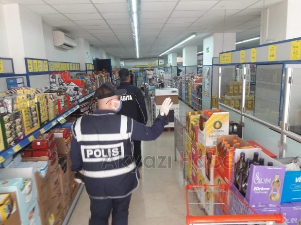 Çarşı içinde Sosyal Mesafe ve Yaşlı taraması