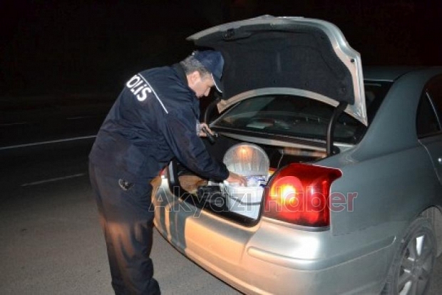 Çevirmeye yakalanınca polise serenat yaptılar 