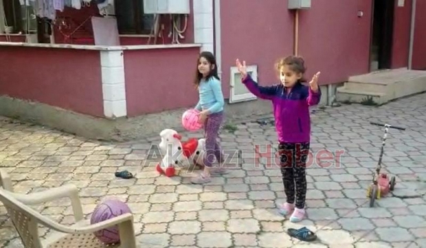 Çocukları için bahçeye parkur yaptı