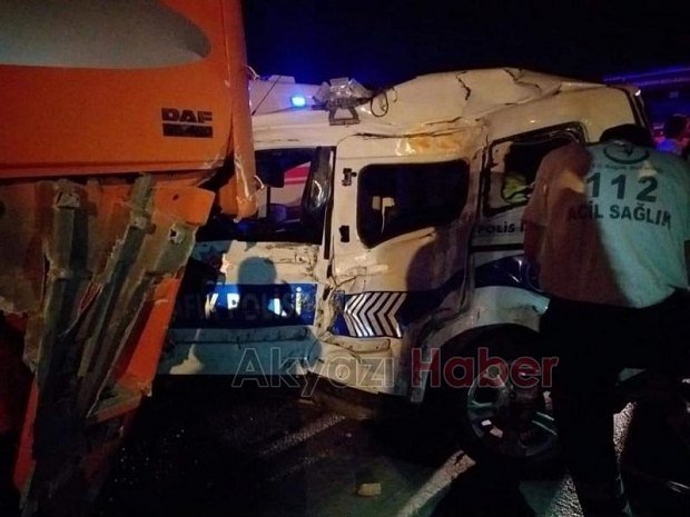Polis aracı ile tır çarpıştı 