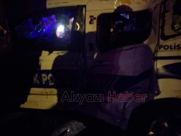 Polis aracı ile tır çarpıştı 