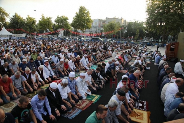 Demokrasi Meydanında Bayram Namazı