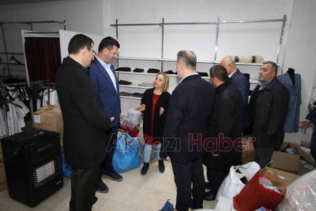 DEPREM BÖLGESİNE AKYAZIDAN BİR KAMYON YARDIM YOLA ÇIKTI