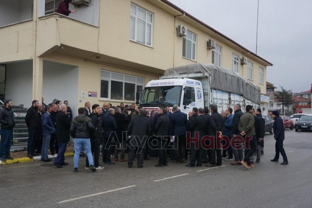 DEPREM BÖLGESİNE AKYAZIDAN BİR KAMYON YARDIM YOLA ÇIKTI