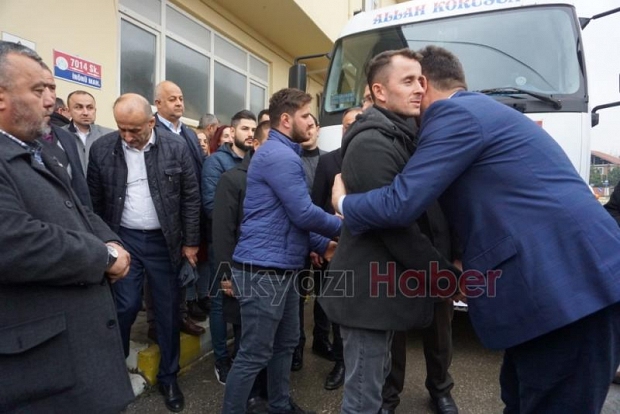 DEPREM BÖLGESİNE AKYAZIDAN BİR KAMYON YARDIM YOLA ÇIKTI