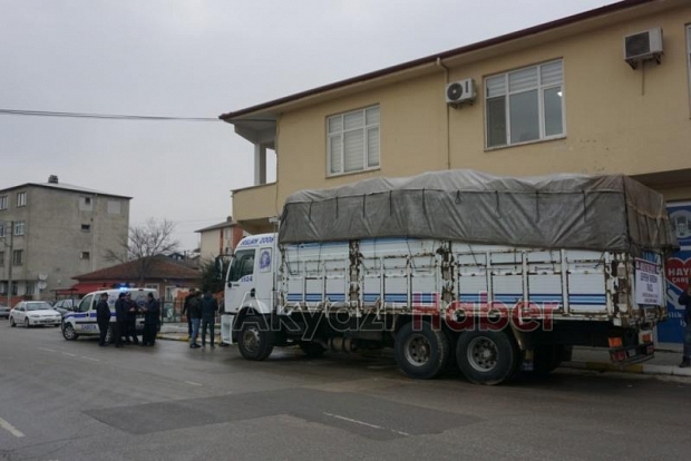 DEPREM BÖLGESİNE AKYAZIDAN BİR KAMYON YARDIM YOLA ÇIKTI