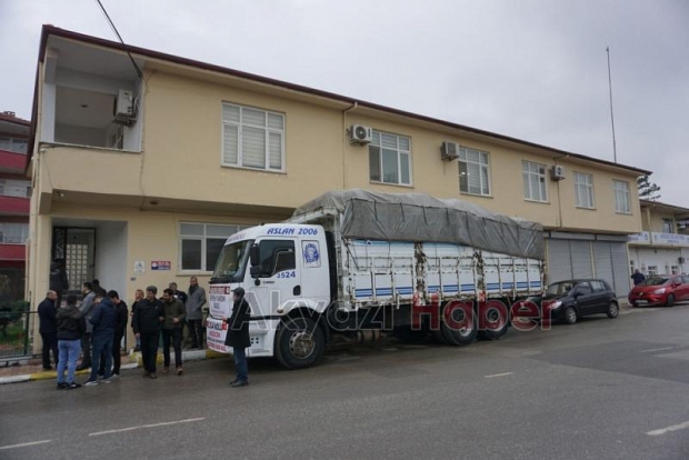DEPREM BÖLGESİNE AKYAZIDAN BİR KAMYON YARDIM YOLA ÇIKTI