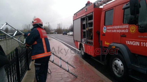 Dere yatağında mahsur kalan kediyi itfaiye kurtardı