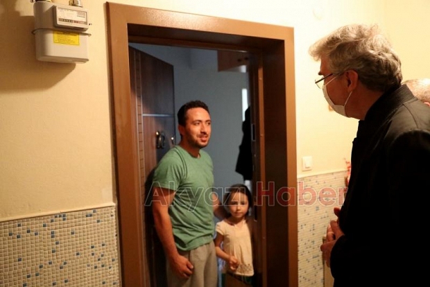 Destek paketlerini bizzat teslim etti