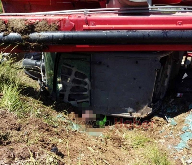 Devrilen iş makinesinin altında can verdi