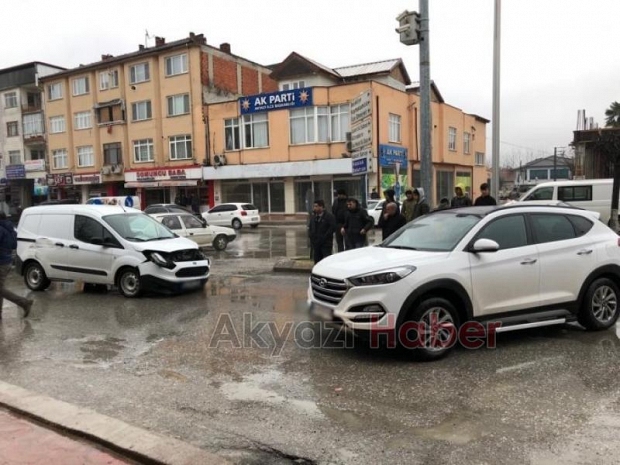Kaza böyle geldi Dikkatsiz sürücü cipe çarptı