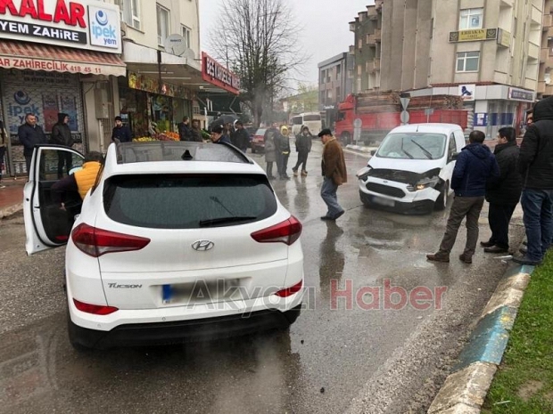 Kaza böyle geldi Dikkatsiz sürücü cipe çarptı