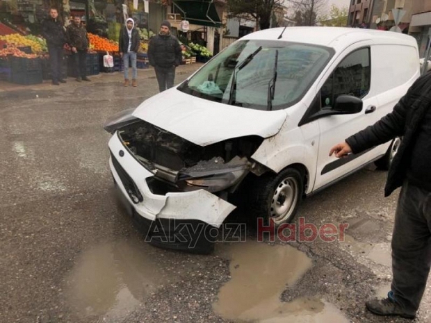 Kaza böyle geldi Dikkatsiz sürücü cipe çarptı