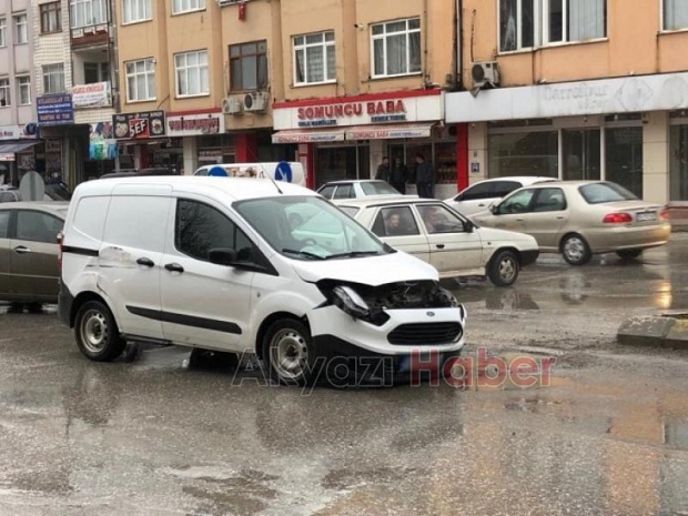 Kaza böyle geldi Dikkatsiz sürücü cipe çarptı